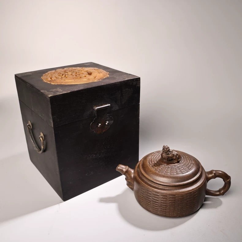 A beautiful Gu Jingzhou Yixing teapot: Gu Jingzhou inscribed a purple clay teapotSIZE: Pot W: 350g H: 10cm W: 18cm(The Dimensions Of All Batches Are Manually Measured.If You Need More Detailed Information, Please Contact Our Customer Servi