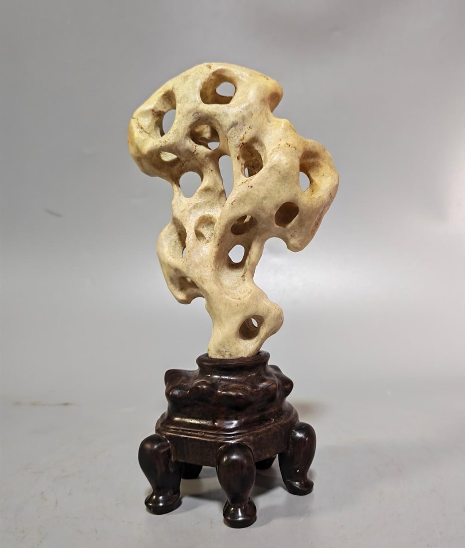 A beautiful Han Dynasty White Taihu stone ornament (1 of 7)