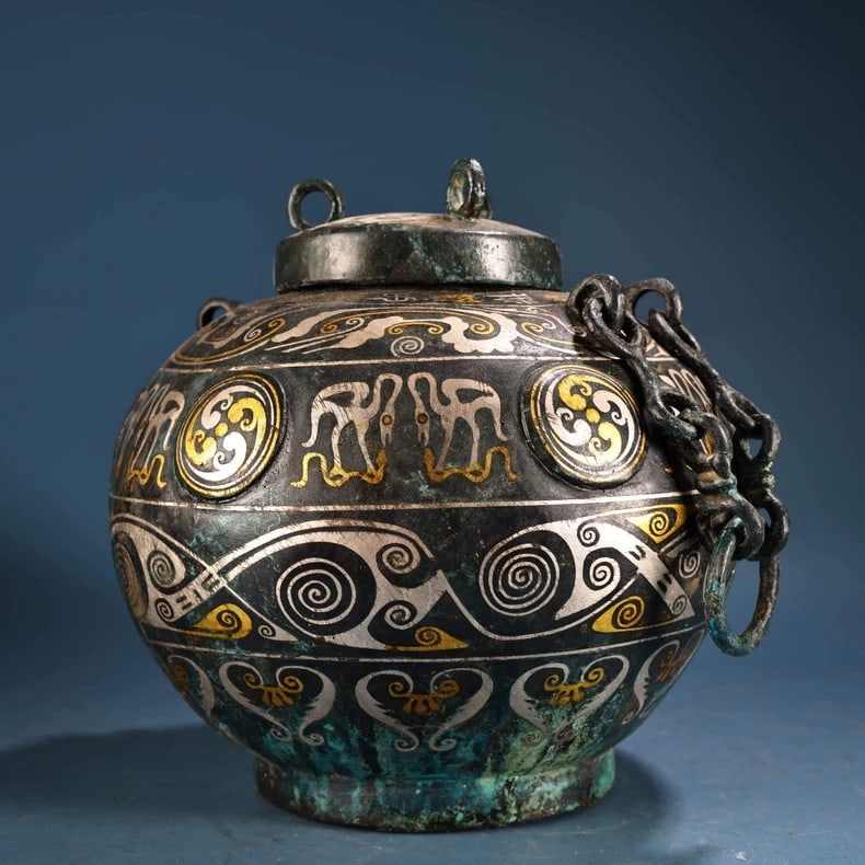 A fine Han Dynasty bronze jar with a handle inlaid with gold and silver: Han dynasty bronze jars with gold, silver, and handlesSIZE:W:2220g H:18cm W:20cm(The Dimensions Of All Batches Are Manually Measured.If You Need More Detailed Information, Please Contact Our Customer 