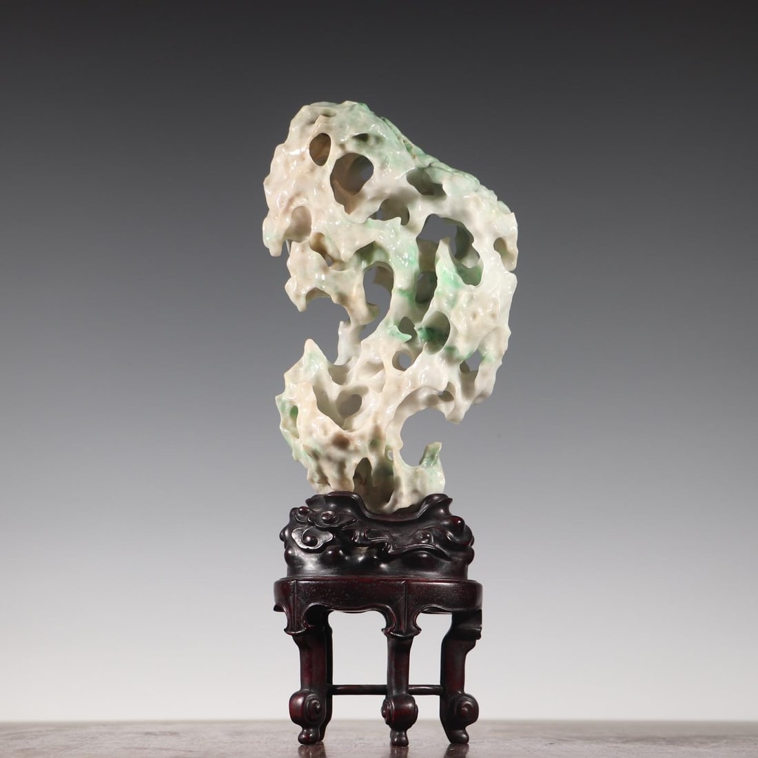 A beautiful Qing Dynasty jadeite mountain ornament (1 of 9)