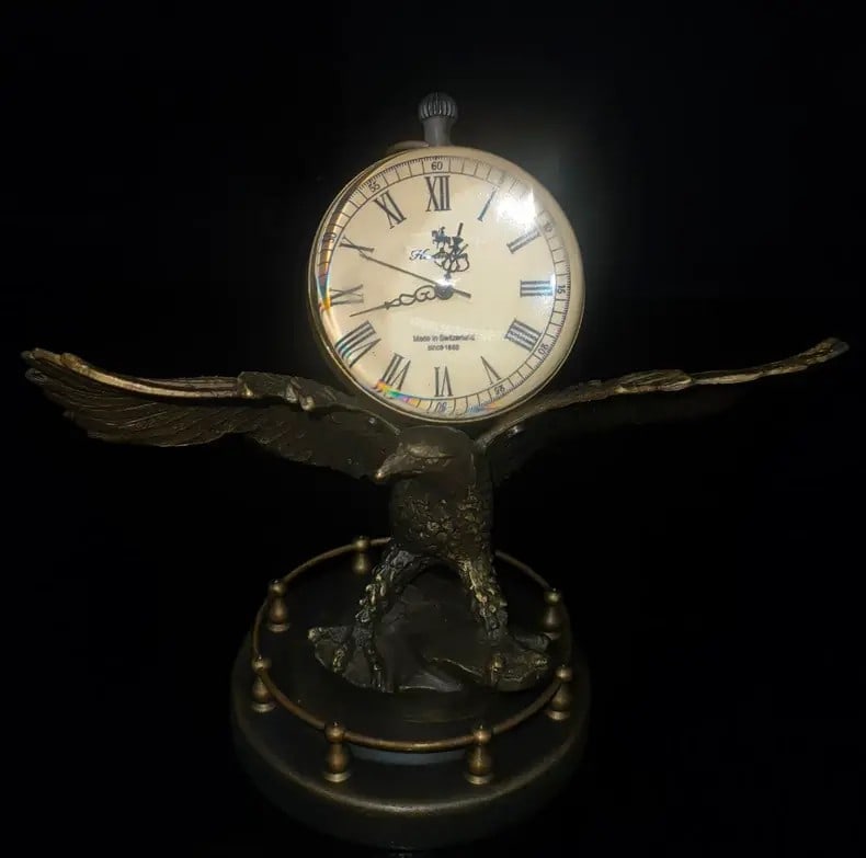 A beautiful Qing Dynasty eagle crystal ball table clock: Qing Dynasty Eagle Crystal Ball Table ClockSIZE:H:15cm W:17cm W:740g(The Dimensions Of All Batches Are Manually Measured.If You Need More Detailed Information, Please Contact Our Customer Service Befo