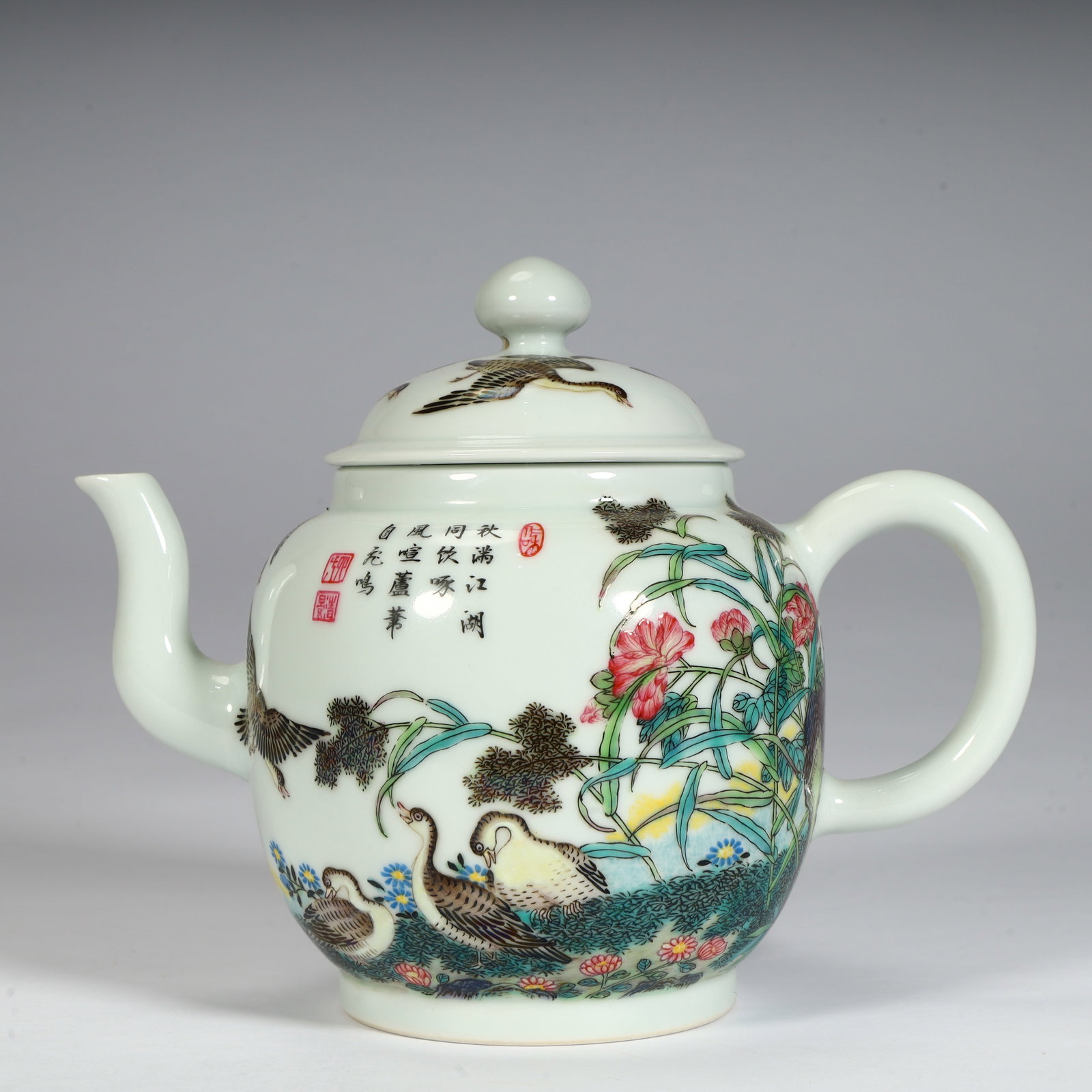 A beautiful Qing Dynasty famille rose teapot with reed and wild goose motifs and poetry and prose: Qing Dynasty famille rose teapot with reed and wild goose motifs for poetry and proseSIZE:H: 13cm L: 16.5cm W: 10cm W: 350.7g(The Dimensions Of All Batches Are Manually Measured.If You Need More Detai