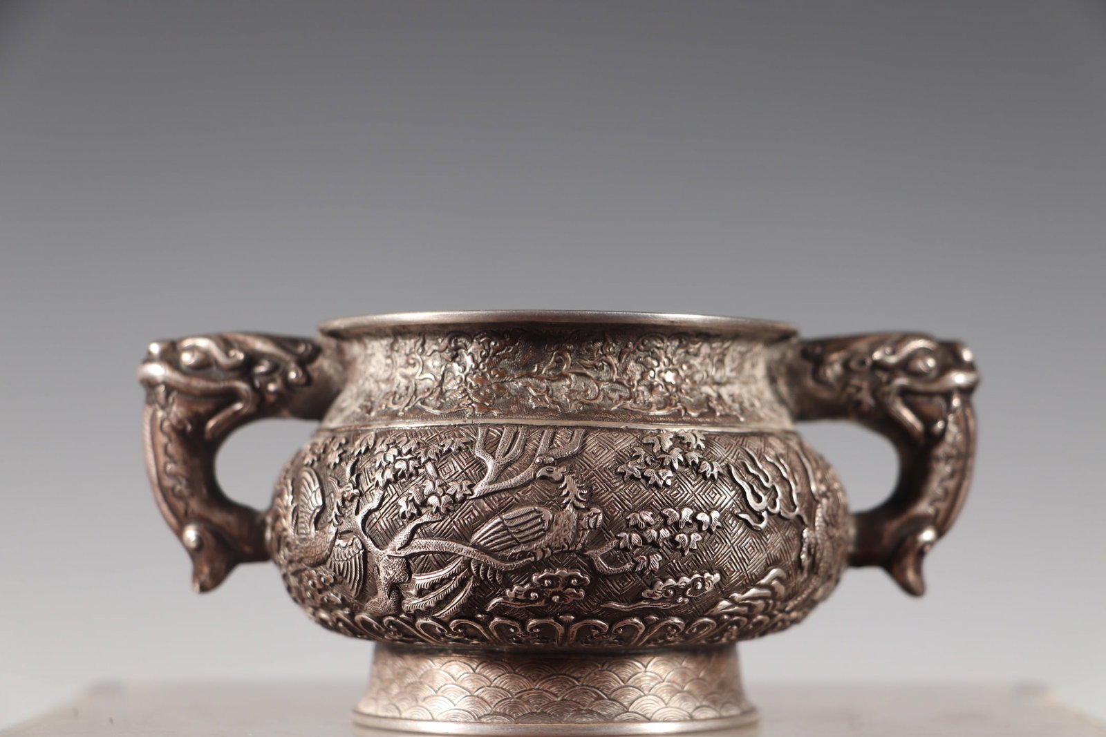 A beautiful Qing Dynasty pure silver Baocheng incense burner, auspicious qilin and auspicious: Qing Dynasty pure silver incense burner made of auspicious qilin and auspicious phoenix with double dragon handlesSIZE:13x9x6.5 cm W:198g(The Dimensions Of All Batches Are Manually Measured.If You Nee