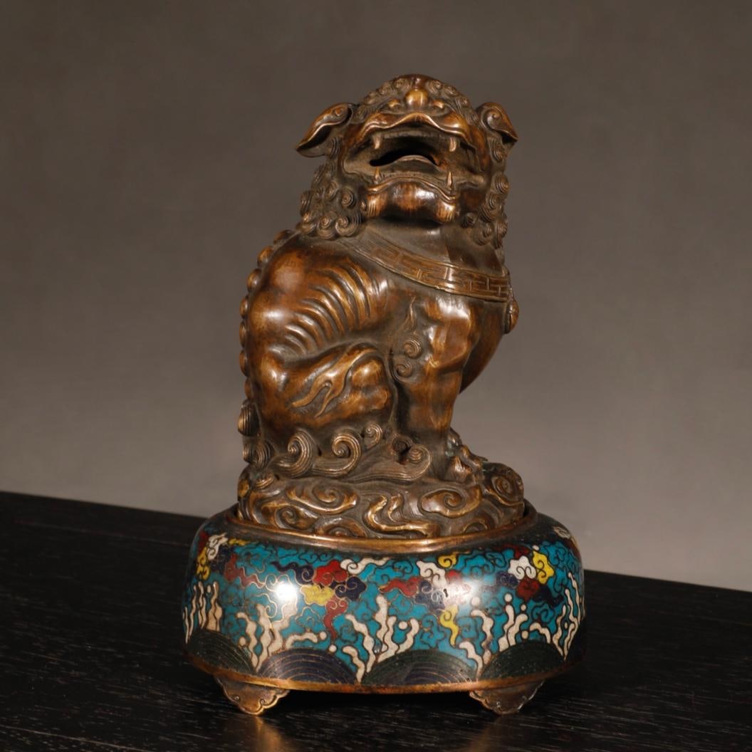 A beautiful Ming Dynasty finely cast copper-inlaid cloisonn?? Lion incense burner ornament: Ming Dynasty finely cast bronze-bodied cloisonne Taishi lion incense burner ornamentSIZE:H:16.7cm W:11.3cm W:1250g(The Dimensions Of All Batches Are Manually Measured.If You Need More Detailed Informa