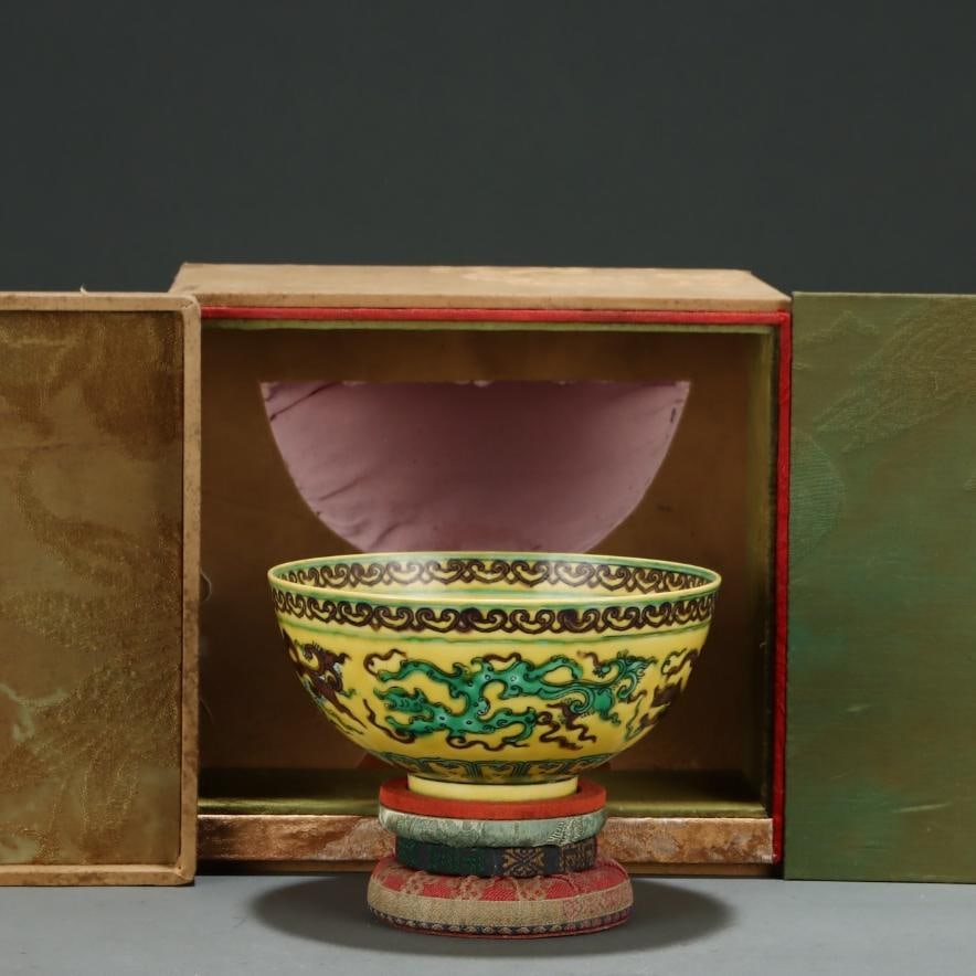 A beautiful bowl with a yellow ground and green dragon motif made during the Yongzheng period of the: A bowl with a yellow ground and green dragon pattern made during the Yongzheng period of the Qing DynastySIZE:H:8cm D:15.8cm(The Dimensions Of All Batches Are Manually Measured.If You Need More Detail