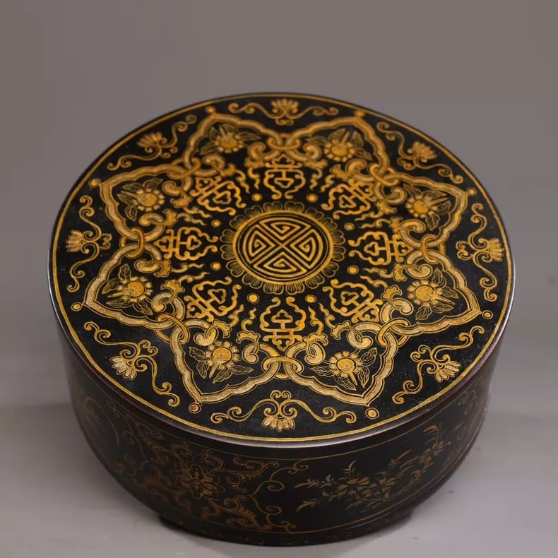 A fine Qing Dynasty lacquered jewelry box made with gold and painted lacquer (1 of 9)