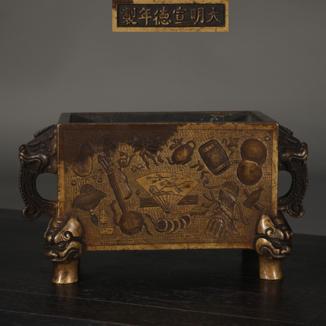 A fine Ming Dynasty bronze incense burner with mixed treasure patterns and dragon head ears: Ming Dynasty finely cast bronze-bodied bronze incense burner with mixed treasure patterns and dragon head ears and horse-trough stovesSIZE: 7.6x12.5cm Ear distance 17.6cm W: 2000g(The Dimensions Of Al
