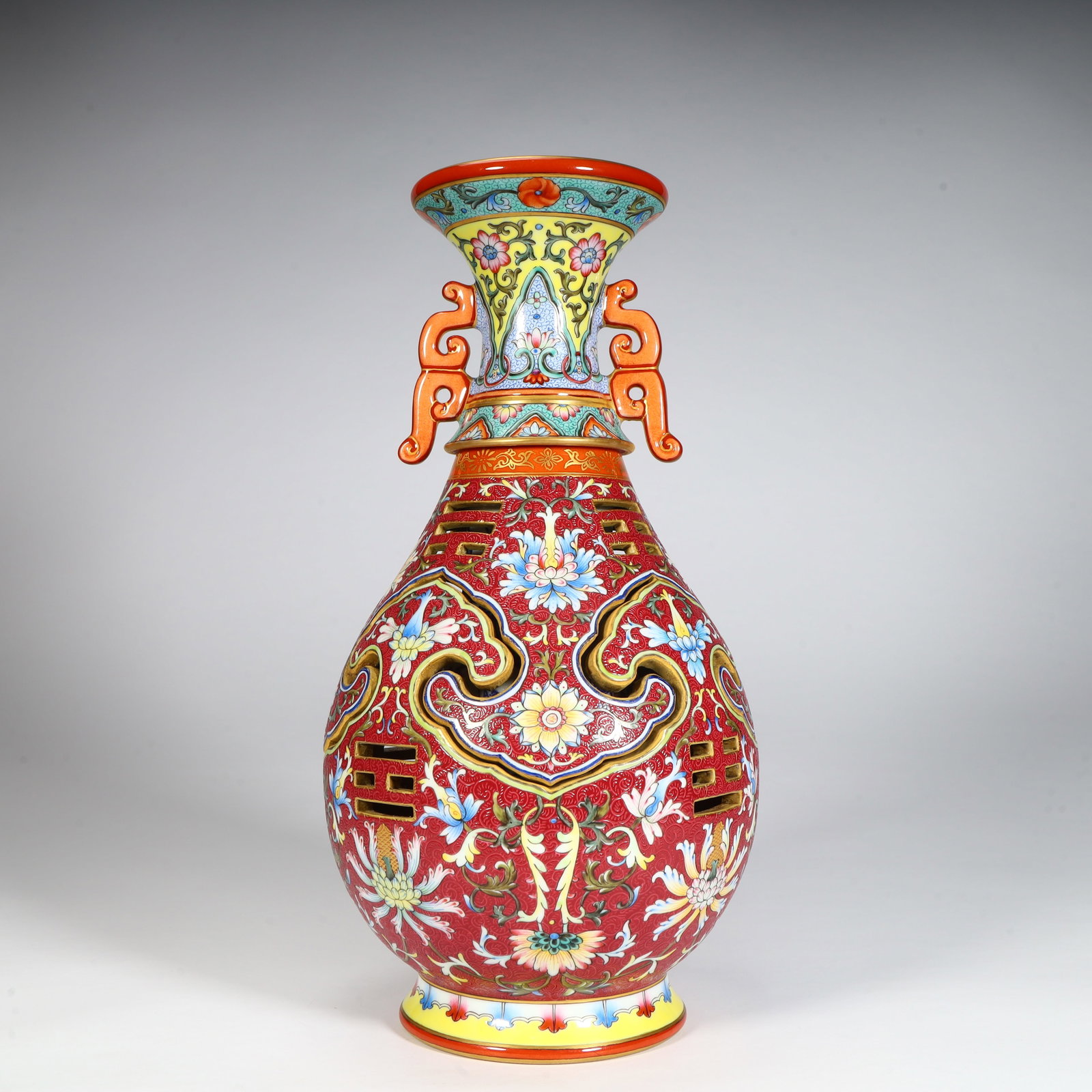 A fine Qing Dynasty Qianlong period rouge-red rubber-ground famille rose floral pattern: Qing Dynasty Qianlong Period Rouge Red Ground Pastel Double-Handled Rotating Heart Vase with Scrolling Floral PatternsSIZE:H: 32cm L: 15cm W: 15cm W: 2.4kg(The Dimensions Of All Batches Are Manually M