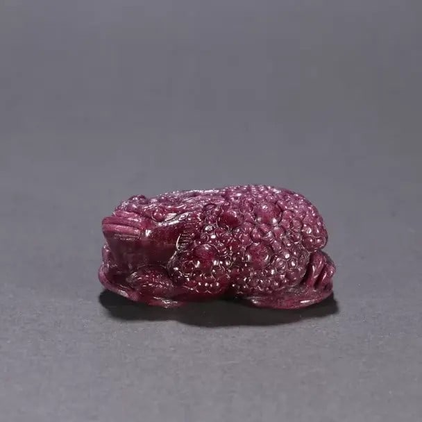A fine Qing Dynasty ruby gold toad carving (1 of 9)