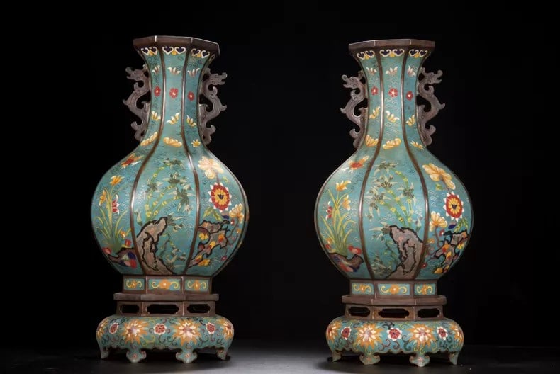 A beautiful Qing dynasty cloisonn?? plum, orchid, bamboo, chrysanthemum, dragon-handled octagonal: Qing Dynasty cloisonne plum, orchid, bamboo, chrysanthemum, dragon-ear octagonal vaseSIZE: H:43cm Bottle belly D: 21cm D:11.5cm Total W: 10,605g(The Dimensions Of All Batches Are Manually Measured.If 