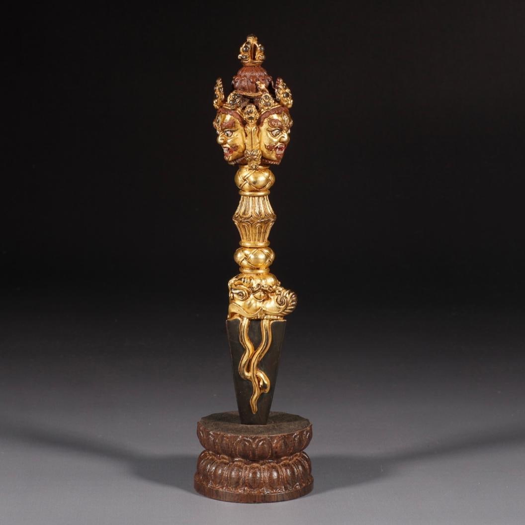 A fine Ming Dynasty bronze gilt three-sided P??ba Vajra peg: Ming Dynasty gilt bronze three-sided P??ba Vajra pegSIZE:H:18.2cm W:3.3cm W:300g(The Dimensions Of All Batches Are Manually Measured.If You Need More Detailed Information, Please Contact Our Customer 