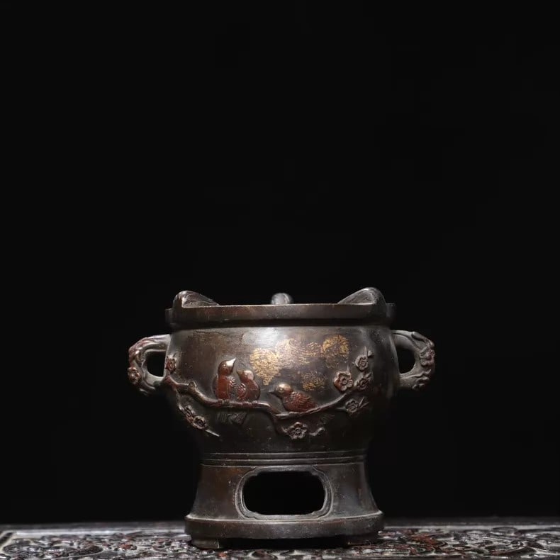 A fine Ming Dynasty copper rubbing with gold and a Xi Shang Meixi charcoal stove: Ming dynasty copper rubbings of gold joy at the tips of the charcoal stoveSIZE: H: 13cm W: 12cm D: 10cm Total W: 1.6kg(The Dimensions Of All Batches Are Manually Measured.If You Need More Detailed Inf