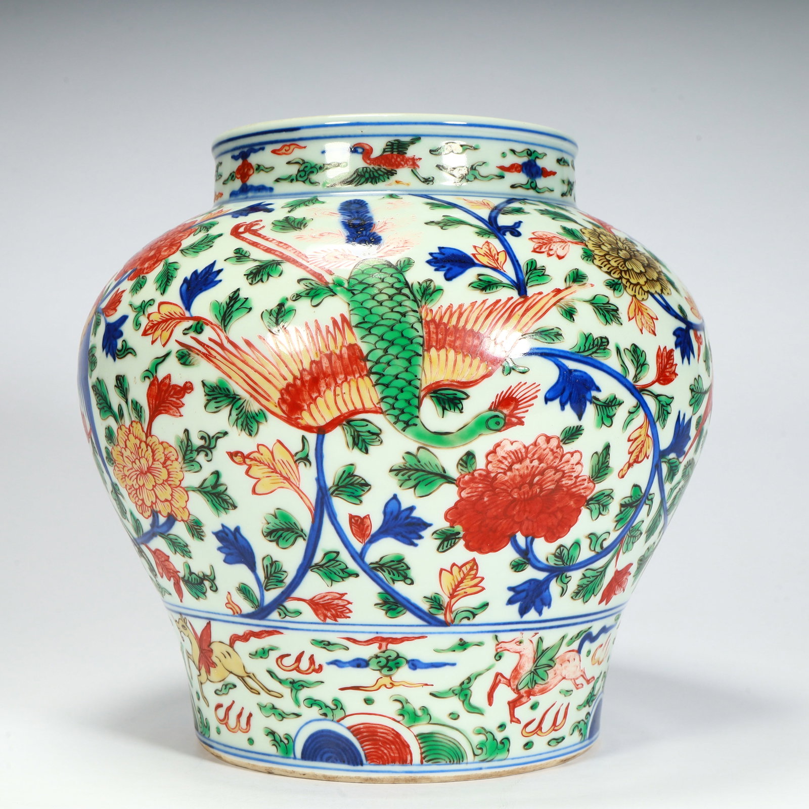 A fine Ming Dynasty Jiajing period blue-and-white five-color large jar with phoenix and peony: A large jar with a Ming dynasty Jiajing period blue-and-white five-color phoenix piercing peony patternSIZE:H: 22cm L: 22.5cm W: 22.5cm W: 2.3kg(The Dimensions Of All Batches Are Manually Measured.If 