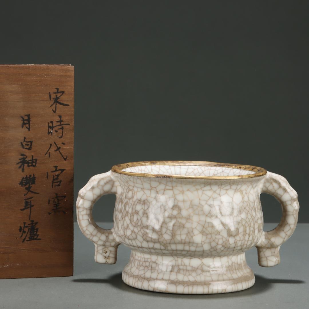A fine Song Dynasty Ge kiln moon-white glaze double-handled burner: Song Dynasty Ge kiln moon-white glaze double-handled censerSIZE:H:11.3cm W:21cm(The Dimensions Of All Batches Are Manually Measured.If You Need More Detailed Information, Please Contact Our Customer S