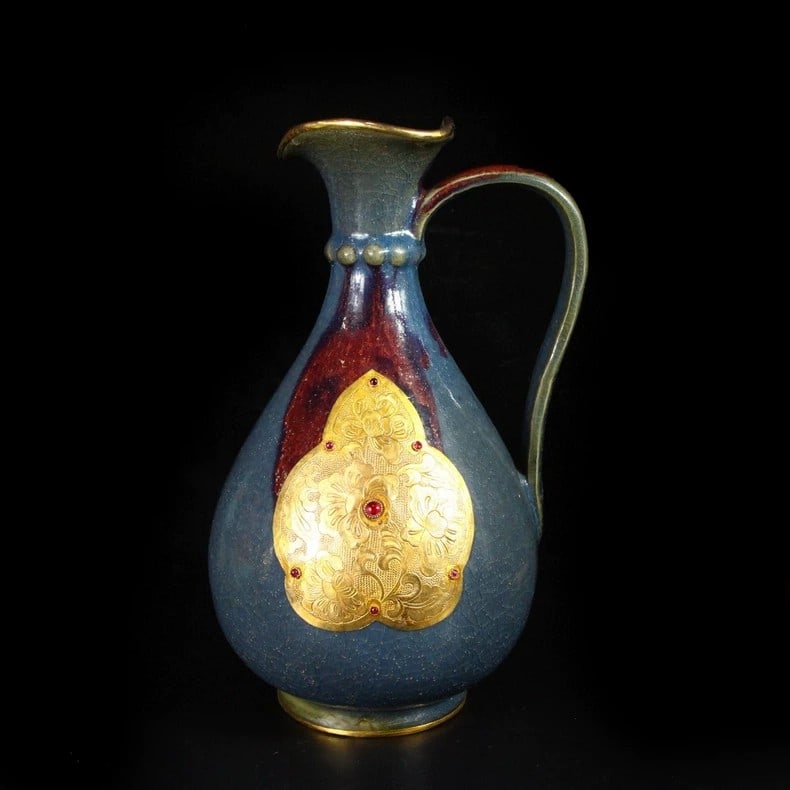 A fine Song Dynasty porcelain vase with gold and gemstones: Song Dynasty porcelain bottle with gold-plated gemstonesSIZE:L:17cm W:15cm H:27.5cm W:1778g(The Dimensions Of All Batches Are Manually Measured.If You Need More Detailed Information, Please Contact Ou