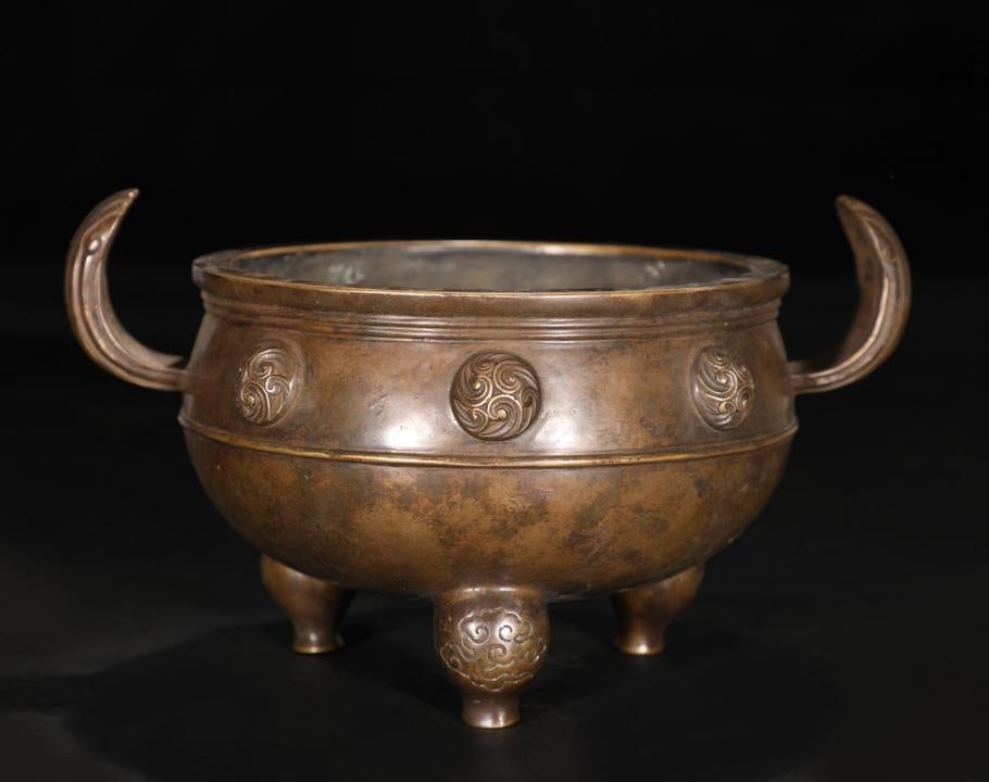 A fine Qing Dynasty bronze-plated chao-crowned burner: Qing Dynasty finely cast bronze-bodied Chaoguan-ear incenseSIZE: D:24cm W:4.65kg(The Dimensions Of All Batches Are Manually Measured.If You Need More Detailed Information, Please Contact Our Customer 