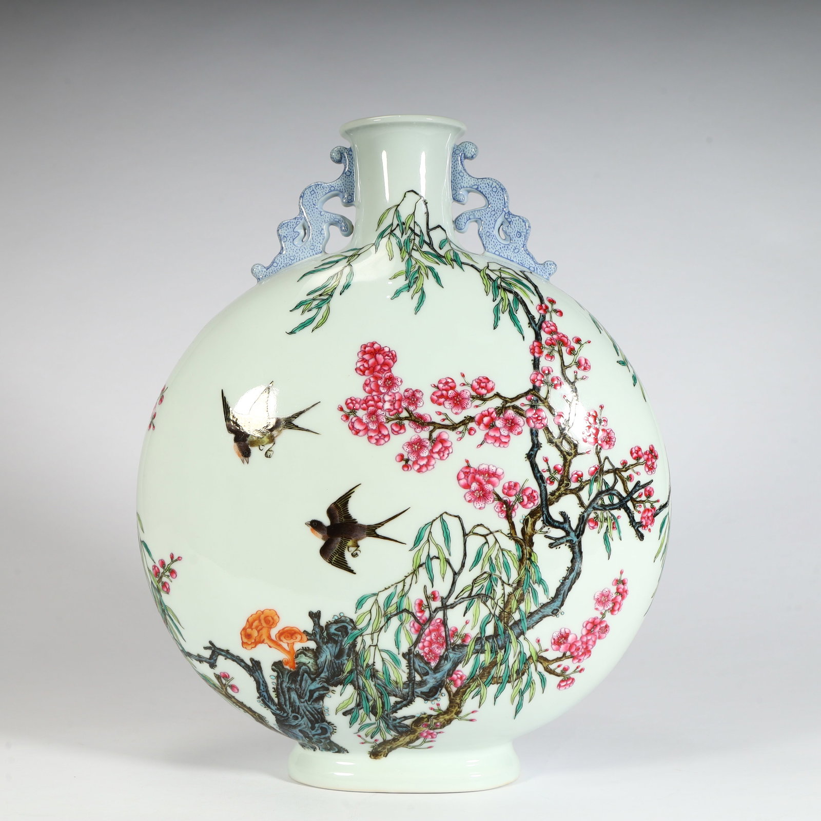 A beautiful Qing Dynasty Qianlong period famille rose apricot grove with spring swallow motif,: Qing Dynasty Qianlong Period Famille Rose Apricot Grove with Spring Swallow Motif Double-Handled Moon-Embracing VaseSIZE:H: 32cm L: 25.5cm W: 12cm W: 2.9kg(The Dimensions Of All Batches Are Manually M