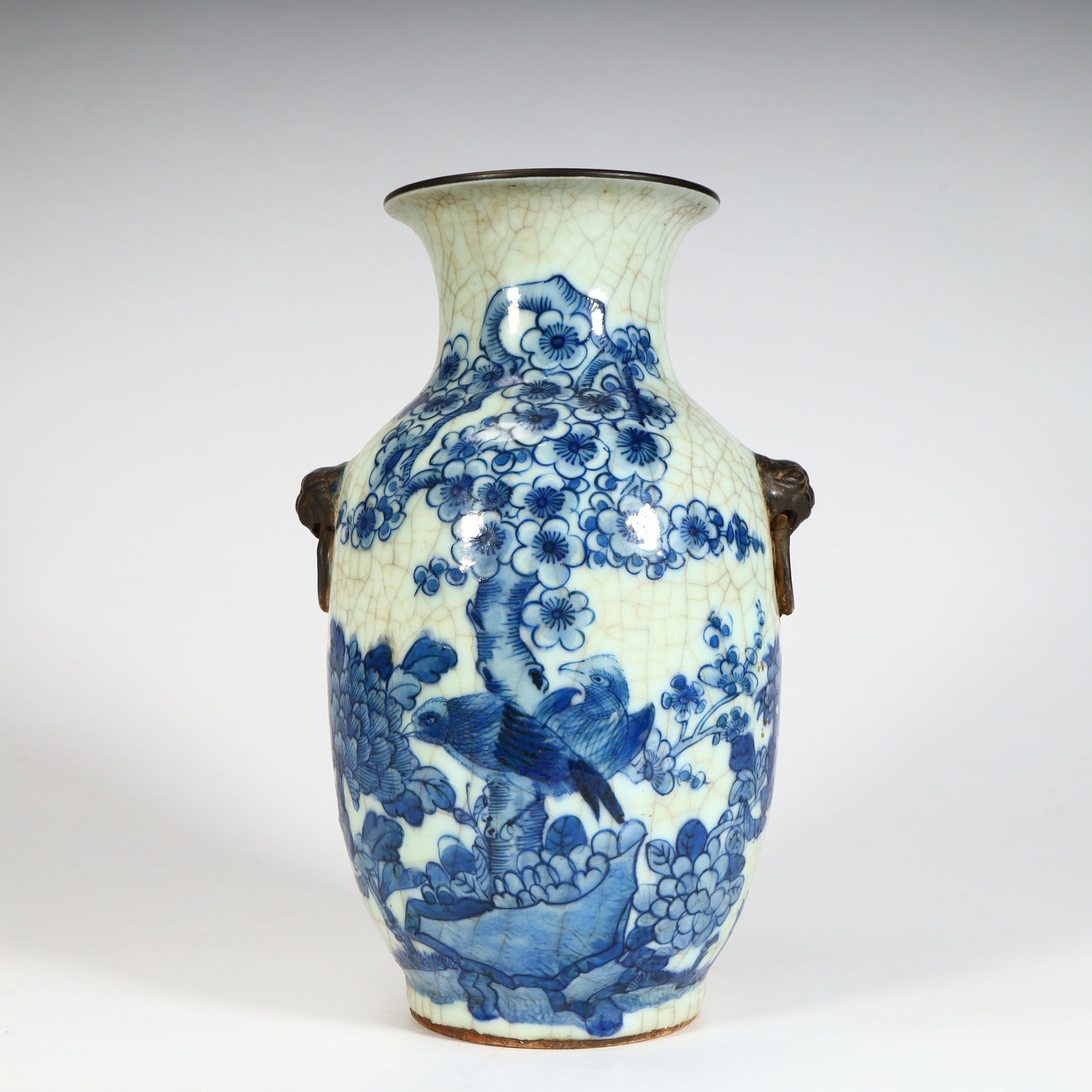 A fine Qing Dynasty double-handled vase with blue-and-white floral floral patterns on the upper brow: Qing Dynasty Ge-glaze blue-and-white double-handled vase with Xi Shang Brow PatternSIZE:H: 25.5cm L: 16cm W: 13.5cm W: 1.5kg(The Dimensions Of All Batches Are Manually Measured.If You Need More Detail