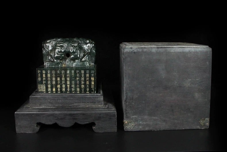 A set of exquisite Qing Dynasty Hetian jasper seals: A set of Qing Dynasty Hetian jasper sealsSIZE: Stamp H: 10cm Box L: W: 17cm H: 18cm W: 3075g(The Dimensions Of All Batches Are Manually Measured.If You Need More Detailed Information, Please Contact O