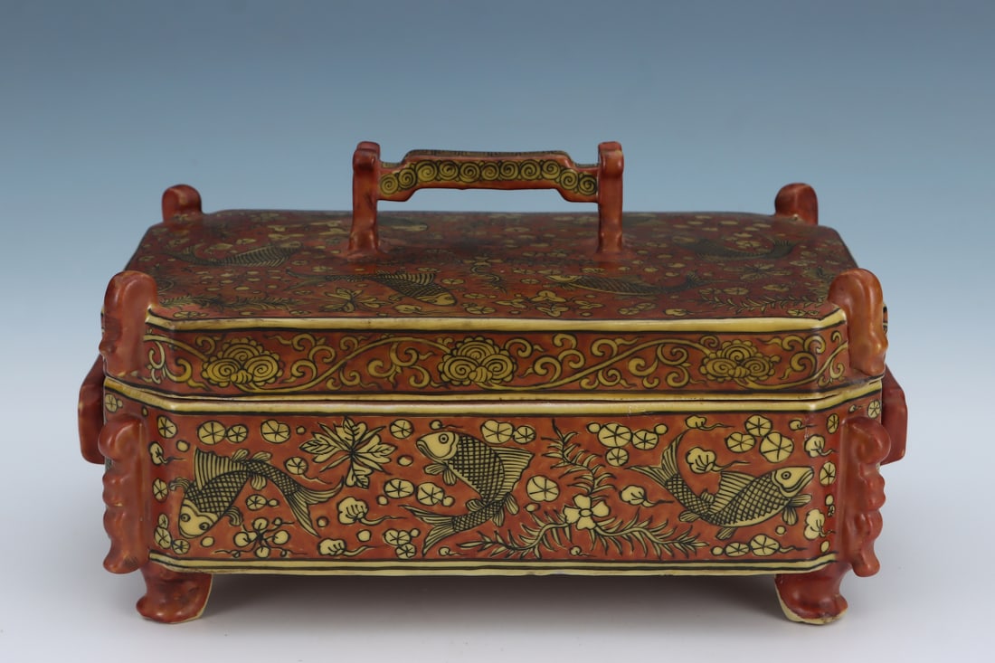 A fine Ming Dynasty Jiajing yellow red fish and algae pattern wedding box (1 of 9)
