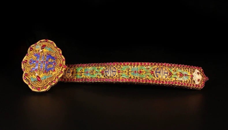 A beautiful Qing Dynasty gilded filigree ruyi scepter: Qing Dynasty gilded silk-threaded ruyi scepterSIZE:L:37cm W:11cm H:7.5cm W:527g(The Dimensions Of All Batches Are Manually Measured.If You Need More Detailed Information, Please Contact Our Customer S