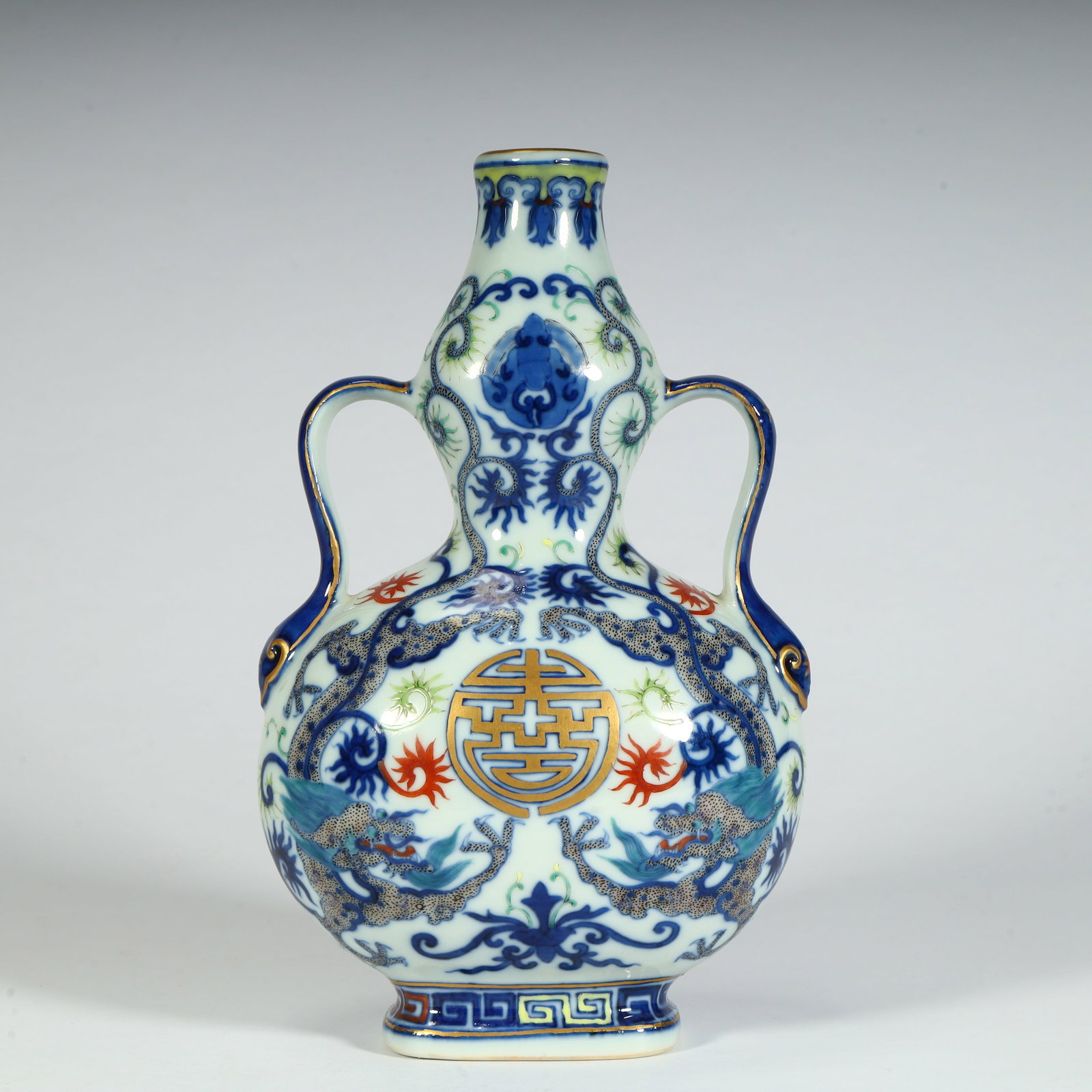 A fine Qing Dynasty Qianlong mark blue and white five-color gold-painted longevity character ribbon: Qing Dynasty Qianlong Period blue-and-white five-color gold-painted longevity character ribbon gourd flat vaseSIZE:H: 20cm L: 12cm W: 7.5cm W: 0.7kg(The Dimensions Of All Batches Are Manually Measured