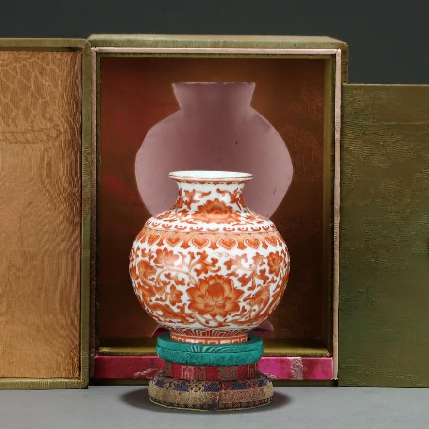 A fine jar made during the Qianlong period of the Qing Dynasty, featuring red alum and lotus: A jar with alum red entwined lotus patterns made during the Qianlong period of the Qing DynastySIZE:H:12cm D:11cm(The Dimensions Of All Batches Are Manually Measured.If You Need More Detailed Informat