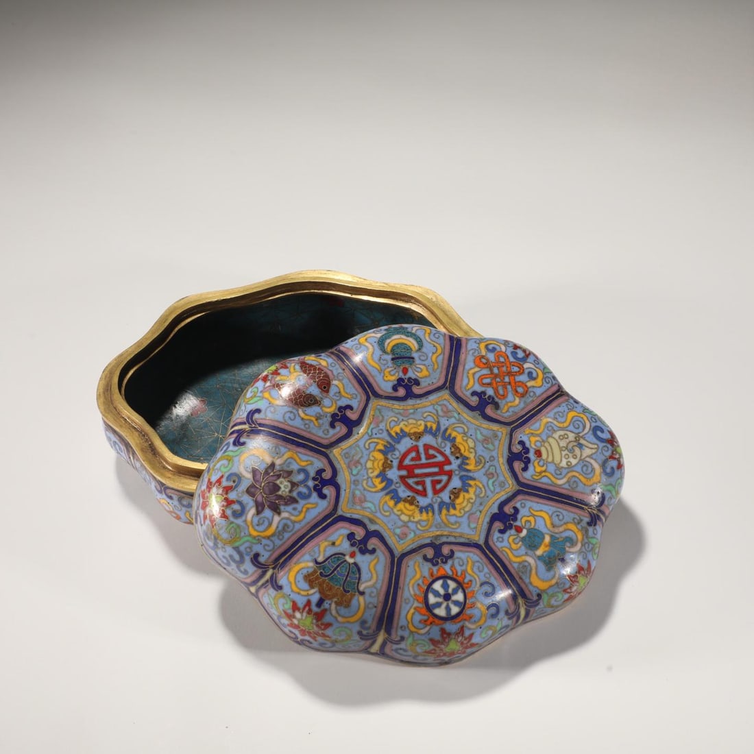 A fine Qing Dynasty gold-cast cloisonn?? enamel box with eight treasures melon-patterned box made of: Qing Dynasty finely cast bronze-bodied cloisonne cloisonne enamel eight-treasure melon-style boxSIZE:H:8cm D:19cm W:2600g(The Dimensions Of All Batches Are Manually Measured.If You Need More Detailed 