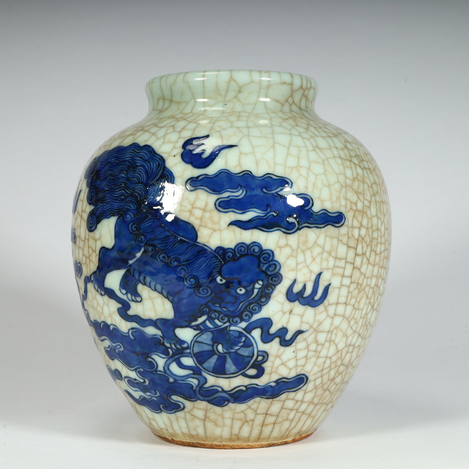 A fine mid-to-late Qing dynasty Ge-glaze blue-and-white lion patterned jar: Mid to late Qing dynasty Ge-glaze blue-and-white lion pattern jarSIZE:H: 20cm L: 17.5cm W: 17.5cm W: 1.8kg(The Dimensions Of All Batches Are Manually Measured.If You Need More Detailed Information, Pl