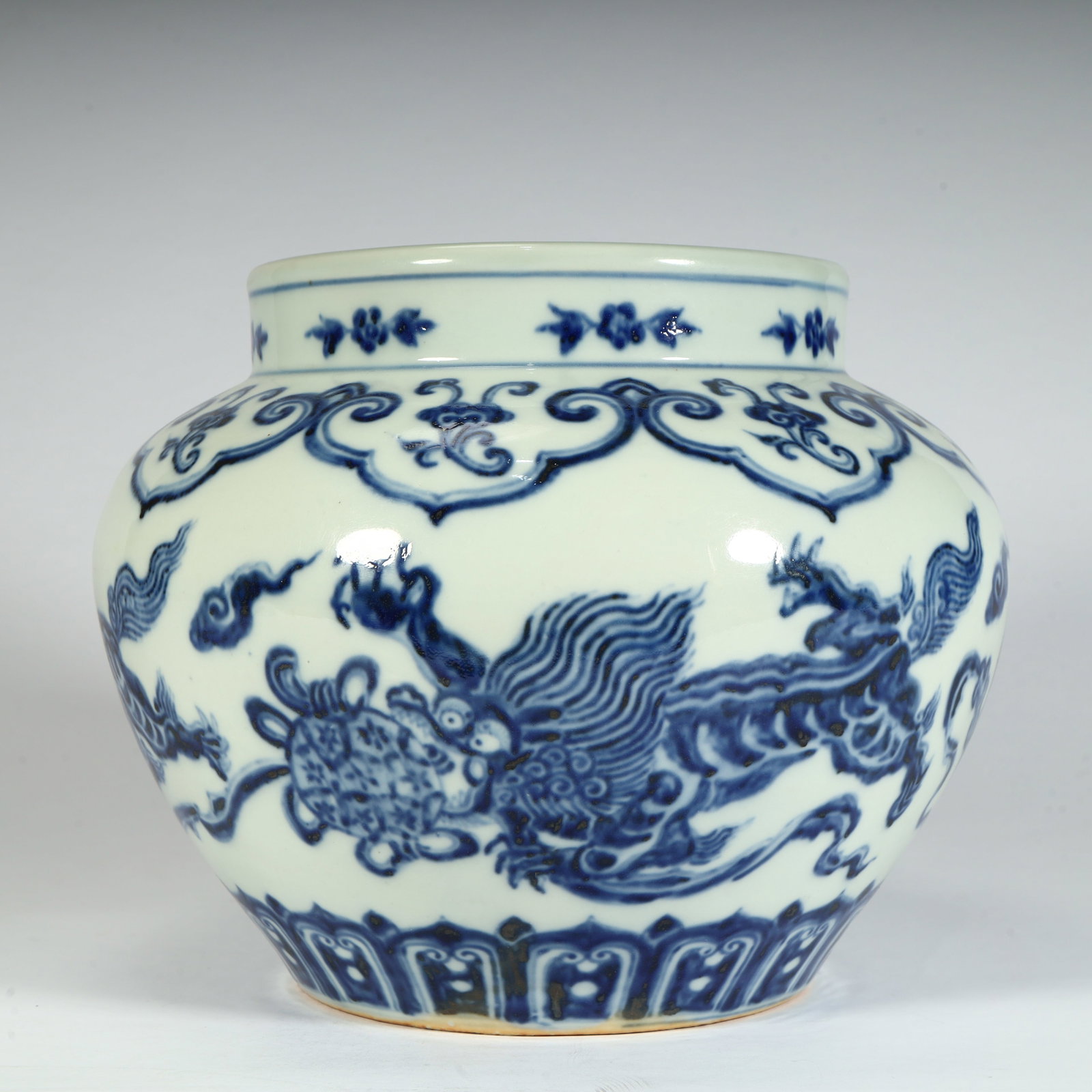A fine Ming Dynasty Xuande blue-and-white lion patterned jar: Ming Dynasty Xuande blue-and-white lion-patterned jarSIZE:H: 19cm L: 23.5cm W: 23.5cm W: 2.4kg(The Dimensions Of All Batches Are Manually Measured.If You Need More Detailed Information, Please Contact