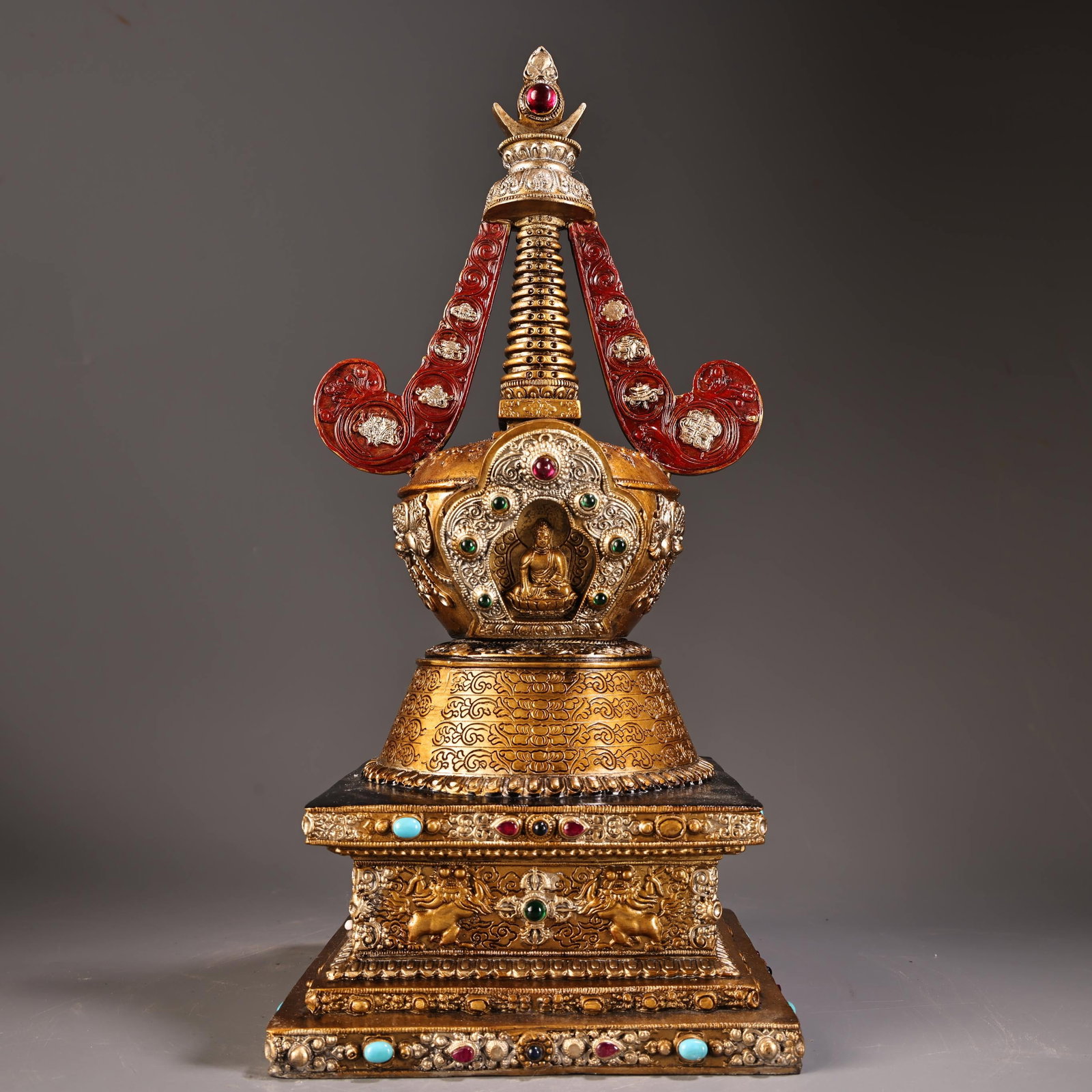 A beautiful Tibetan-style pagoda from the Qing Dynasty with high-relief carvings and gold and silver: Qing Dynasty high-relief carvings and engraved Tibetan pagodas in gold and silverSIZE:W:1900g H:33cm W:15cm(The Dimensions Of All Batches Are Manually Measured.If You Need More Detailed Information, P