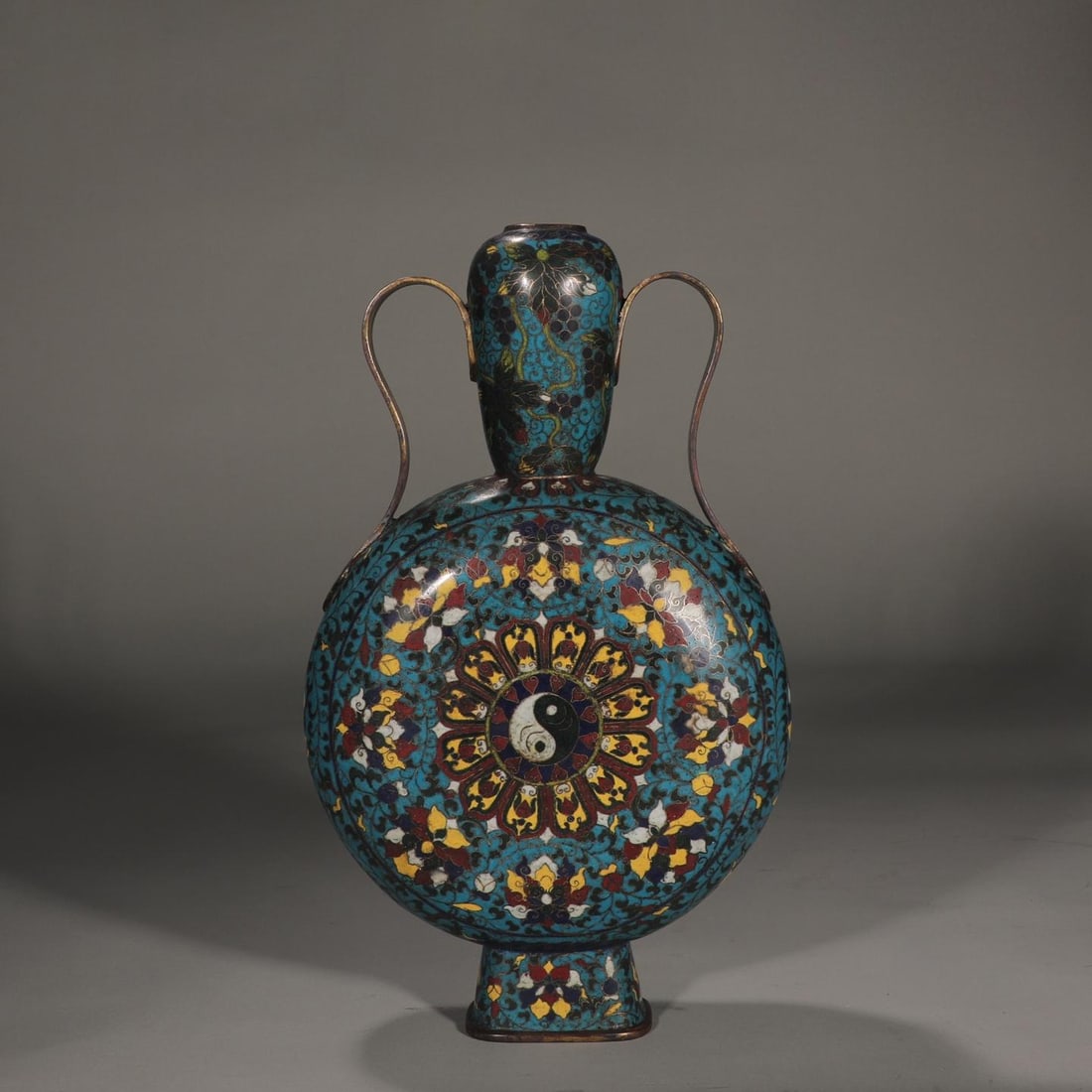 A fine Ming Dynasty copper cloisonn?? enamel Tai Chi Bagua Pattern Moon-Holding Vase with a: Ming Dynasty bronze-bodied cloisonne cloisonne enamel Taiji Bagua Pattern Moon-Embracing VaseSIZE:H:38cm W:22.5cm W:2.2kg(The Dimensions Of All Batches Are Manually Measured.If You Need More Detailed 