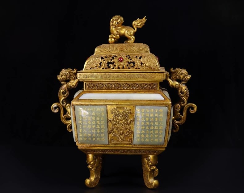 A fine Qing Dynasty gilded copper inlaid Hetian jade double-eared lion incense burner: Qing Dynasty gilded copper inlaid Hetian jade double-eared lion incense burnerSIZE:H:27cm L:23cm W:12cm W:3071g(The Dimensions Of All Batches Are Manually Measured.If You Need More Detailed Informatio