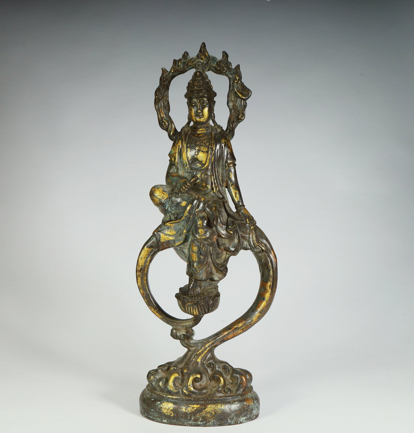 A fine gilt bronze statue of the Free Guanyin from the Tang Dynasty: Tang Dynasty gilt bronze statue of Zizai GuanyinSIZE:H: 49cm L: 19cm W: 11cm W: 3.3kg(The Dimensions Of All Batches Are Manually Measured.If You Need More Detailed Information, Please Contact Our Cust