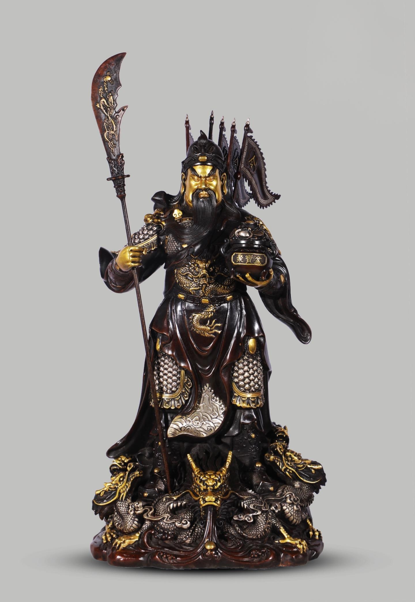 A finely crafted Ming dynasty bronze body gilded silver nine-dragon statue of Guan Yu Wu and God of: Ming Dynasty finely cast bronze body, gilded silver, nine-dragon Guan Yu standing statue of the Martial God of WealthSIZE:H:60cm W:30cm W:14.2kg(The Dimensions Of All Batches Are Manually Measured.If 
