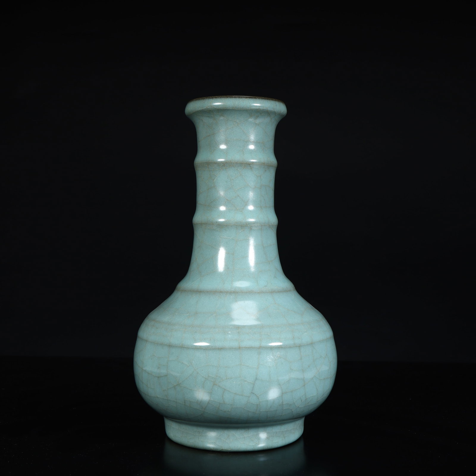 A fine Song Dynasty official kiln celadon long-necked vase with string patterns and bamboo joints (1 of 8)