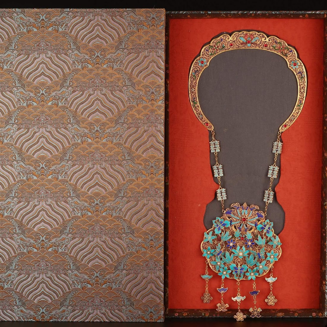 A beautiful Qing Dynasty sign featuring filigree floral dots and emerald decorations, with the: Qing Dynasty flower threads dotted with emerald decorations, the character 'Butterfly Loves Flowers' hanging signSIZE:L:52cm W:21cm W:328g(The Dimensions Of All Batches Are Manually Measured.If You Ne