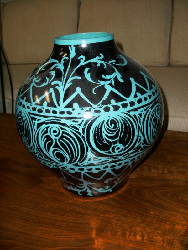 LARGE RAYMOR BLUE AND BLACK OVOID VASE: NICE PICES OF RAYMOR ART POTTERY LARGE OVOID VASE BLUE BASE COLOR WITH BLACK DECORATION. MARKED ON THE BASE 3158 RAYMOR 13 X 10 INCHES