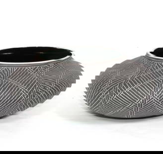 Black and White Native American Vase Acoma Leslie Kent: Black and White Native American Vase Acoma Leslie Kent. Acoma tribe, signed underneath "Leslie Kent". 4"H x 10.5" diameter. The Museum Auctions does not provide in house shipping for any items. We hav