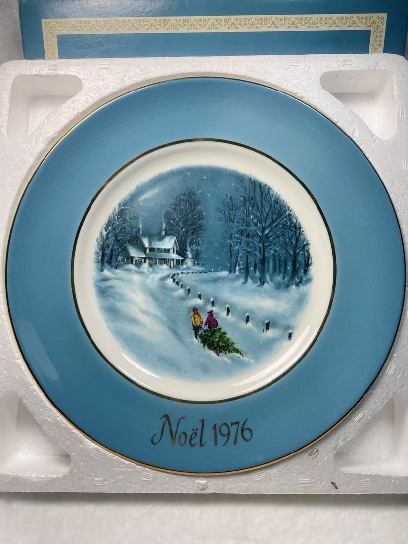 AVON / WEDGWOOD - 1976 "Bringing Home the Tree" Christmas Collector Plate - with Original Box (1 of 2)