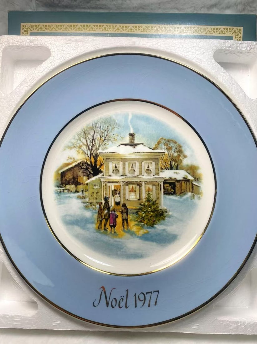 AVON / WEDGWOOD - 1977 "Carollers in the Snow" Christmas Collector Plate - with Original Box (1 of 1)