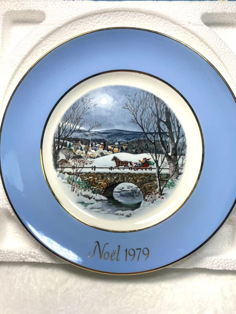AVON / Wedgwood – 1979 "Dashing Through The Snow" – Christmas Collector Plate – With Original (1 of 2)