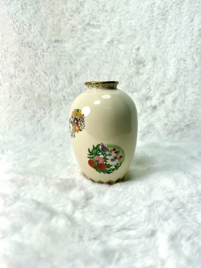 1983 Franklin Porcelain Japan Mini Decorative Vase – Limited Edition Floral Motif: This petite decorative vase was crafted in Japan in 1983 and bears a limited edition label from Franklin Porcelain. The piece features a smooth ivory glaze and is adorned with vibrant floral motifs, c