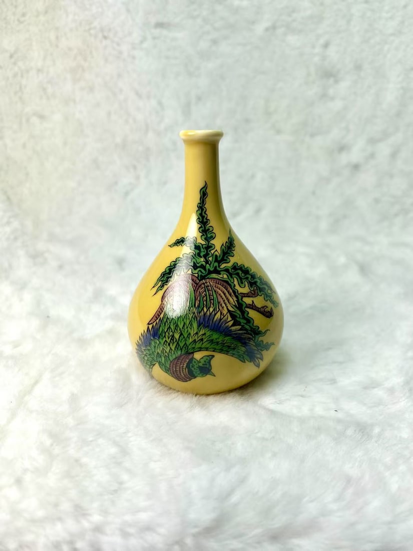1983 Franklin Porcelain Japan Yellow Glazed Vase with Phoenix Motif – Limited Edition: A vivid miniature porcelain vase made in Japan, part of the 1983 Franklin Porcelain limited edition series. The piece is glazed in rich yellow and features a hand-painted phoenix, rendered in striking