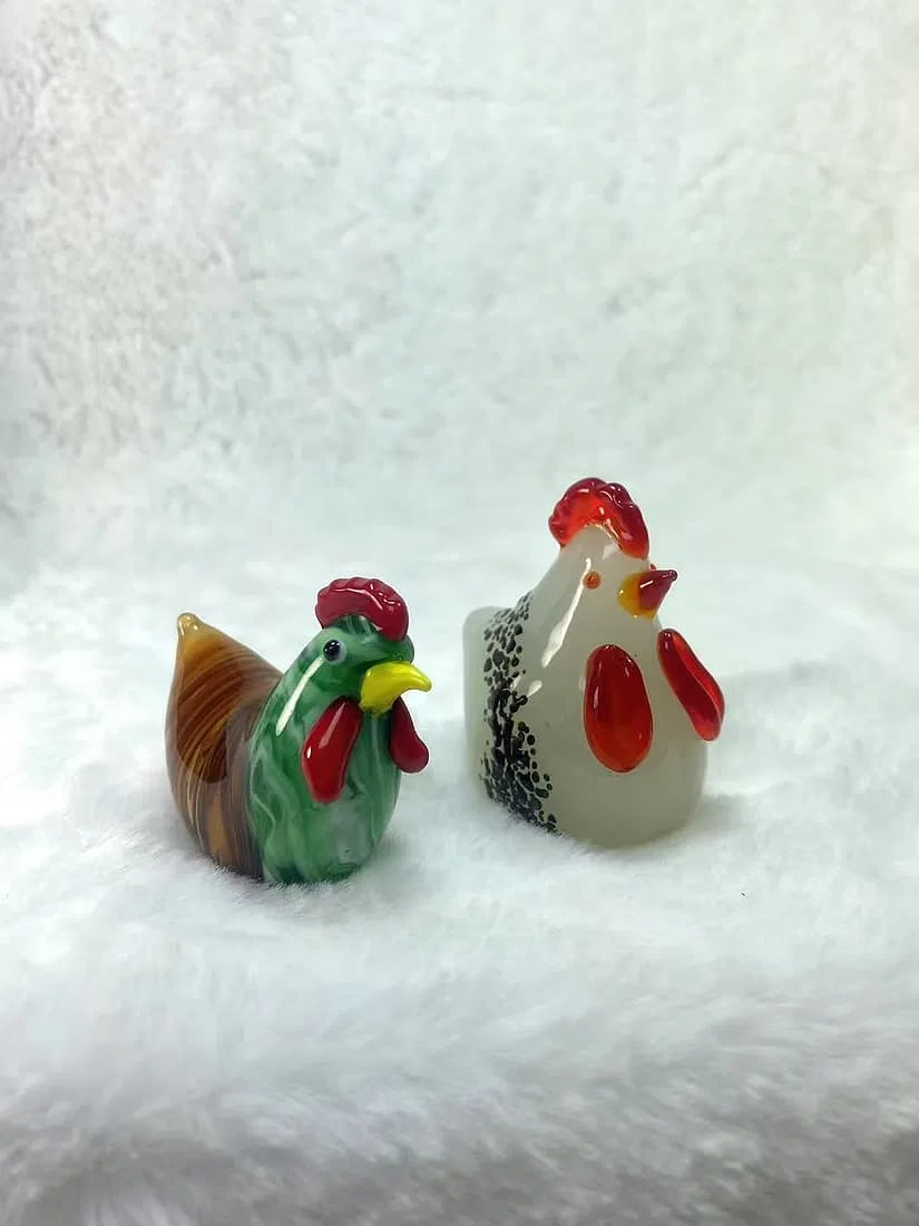 Pair of Hand-Blown Glass Rooster & Hen Figurines – Murano Style Animal Sculptures: This delightful pair of glass bird figurines features a rooster and hen crafted in vibrant, hand-blown glass. The rooster boasts a bright green and amber body with red comb and wattles, while the hen