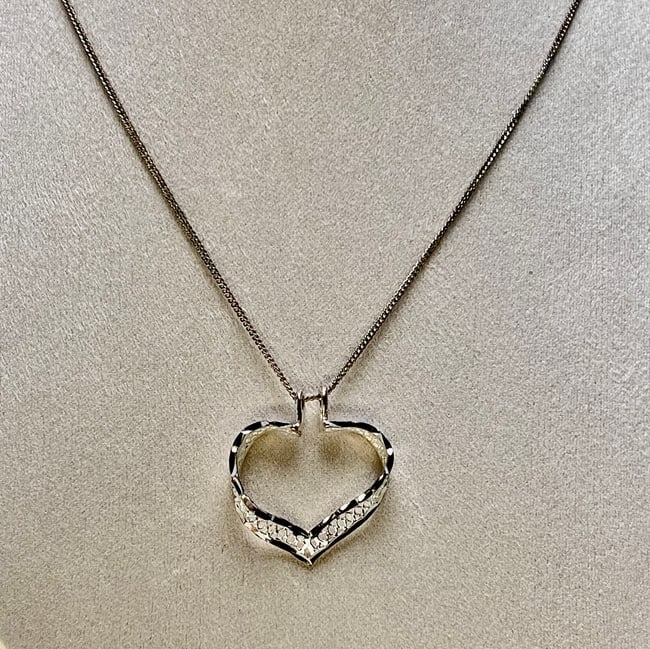 Vintage 925 Italy Sterling Silver Open Heart Necklace: A vintage sterling silver necklace made in Italy, featuring a dimensional open heart pendant with faceted texture and subtle brilliance. Suspended from a fine silver chain with a spring ring clasp mar
