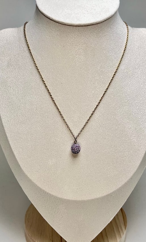 Swarovski Vintage Lilac Crystal Pavé Necklace with Swan Tag: A beautiful Swarovski necklace featuring a glittering lilac pavé crystal ball pendant, suspended from a gold-tone chain. The pendant sparkles with precision-set round crystals, while the chain is fin