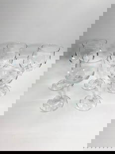 Lot of 5 Clear Glass Wine Goblets: This lot includes 5 clear glass wine goblets with a classic, rounded bowl and slender stems. Simple and elegant, they are suitable for serving red or white wine, or even cocktails. A versatile set per