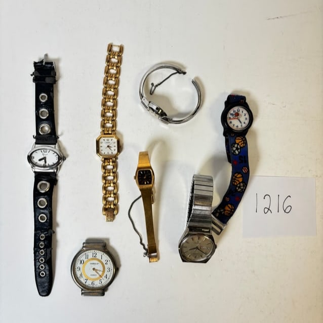 Vintage Watches Set of 7: Set of 7 vintage watches – mixed styles. Condition varies; please refer to photos for details