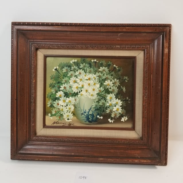 Vintage Floral Arrangement Painting: Vintage Floral Arrangement Painting – Beautiful classic artwork with timeless charm. Condition varies; please refer to photos for details